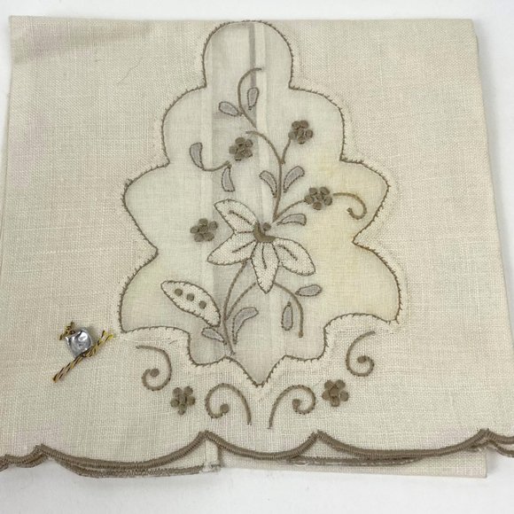 Vintage Set of 2 Beige Floral Embroidered Tea Towels - Picture 2 of 8